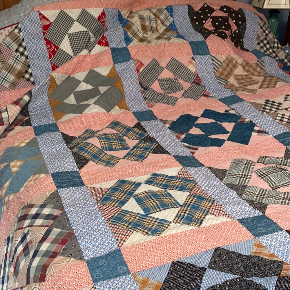 Elegant Patchwork Quilt in Vintage fabric. Machine sewed. Excellent condition